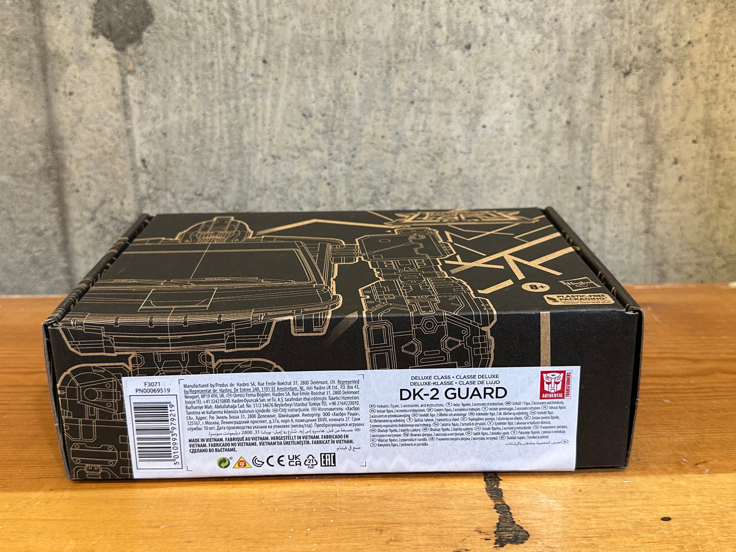 Hasbro F3071 Transformers Generations Selects Legacy Deluxe DK-2 Guard - NEW