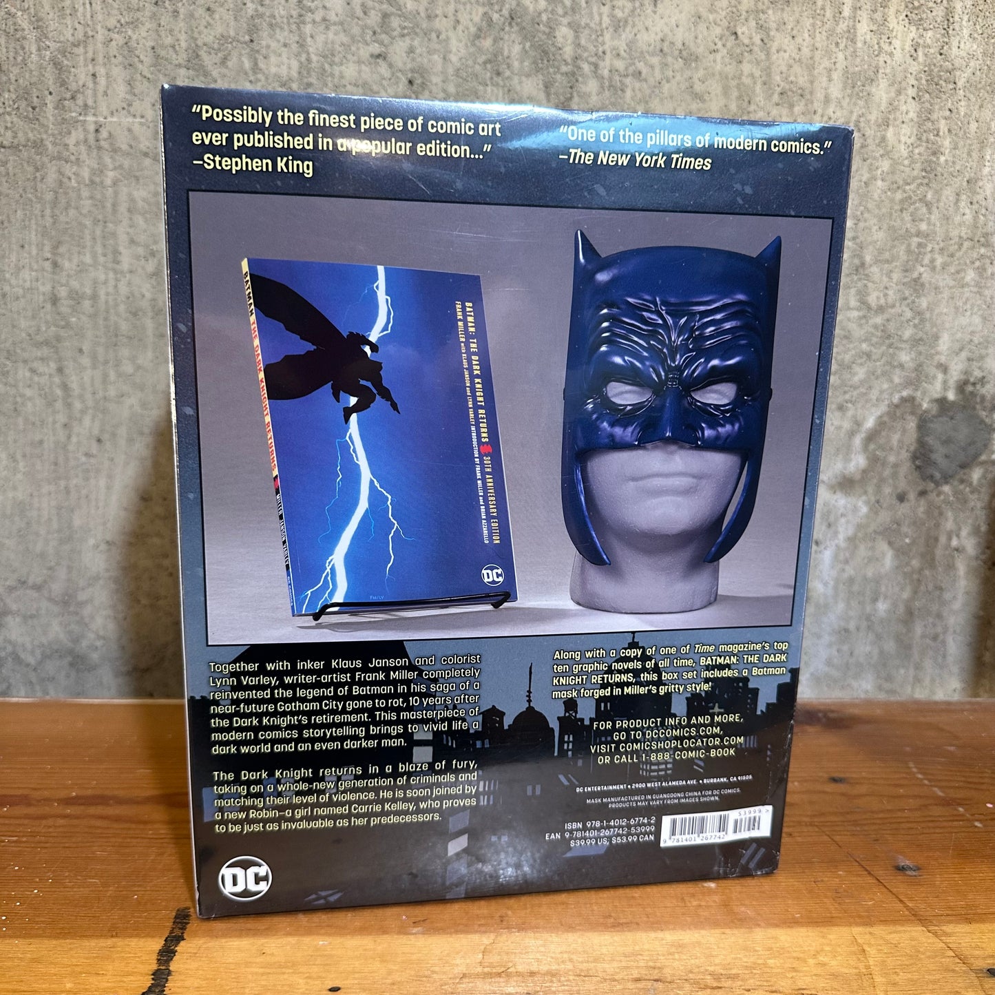 BATMAN The Dark Knight Returns BOOK & MASK SET Frank Miller DC Comics
