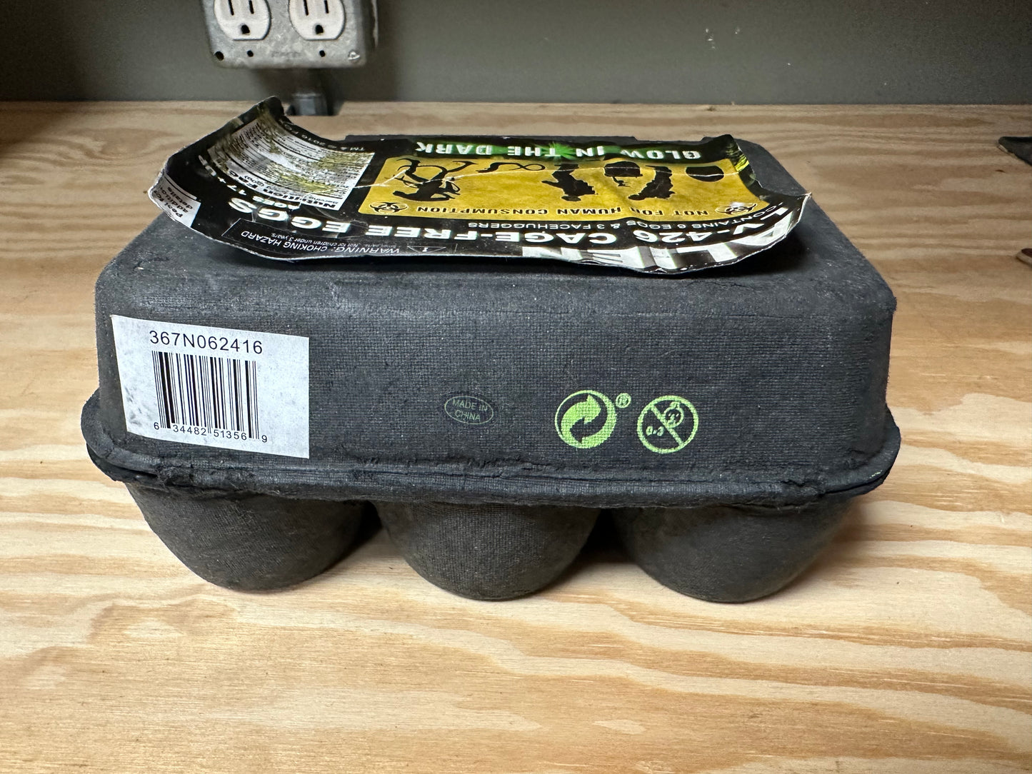 Neca LV-246 Alien Cage Free Eggs Open  Aliens