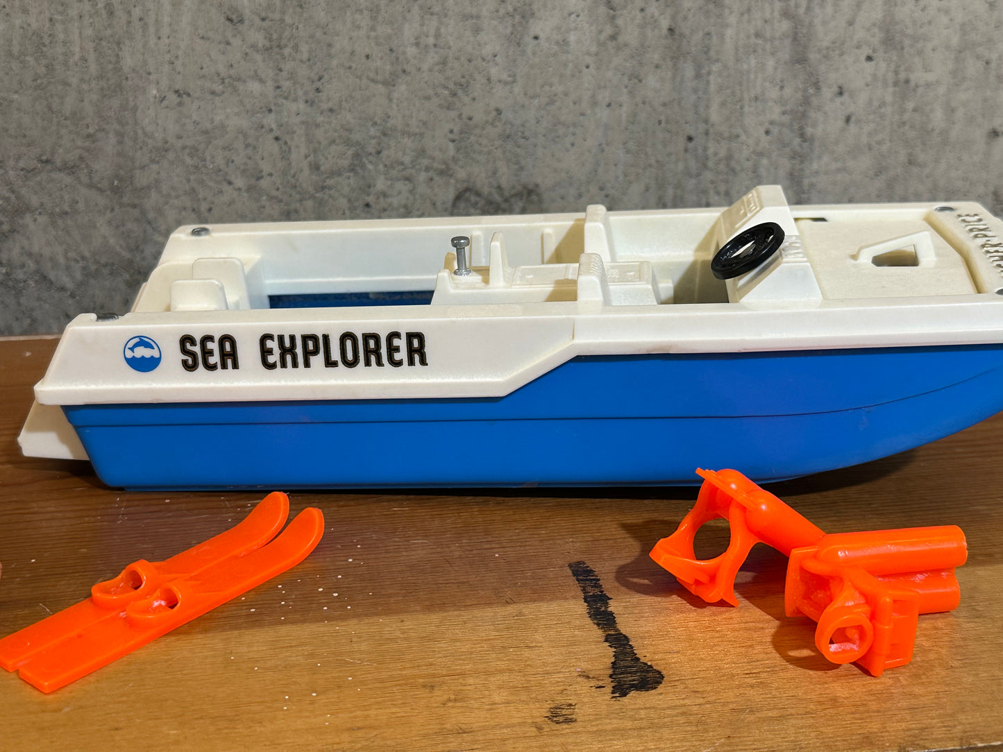 VINTAGE 1976 Fisher-Price Adventure People Sea Explorer boat and figures