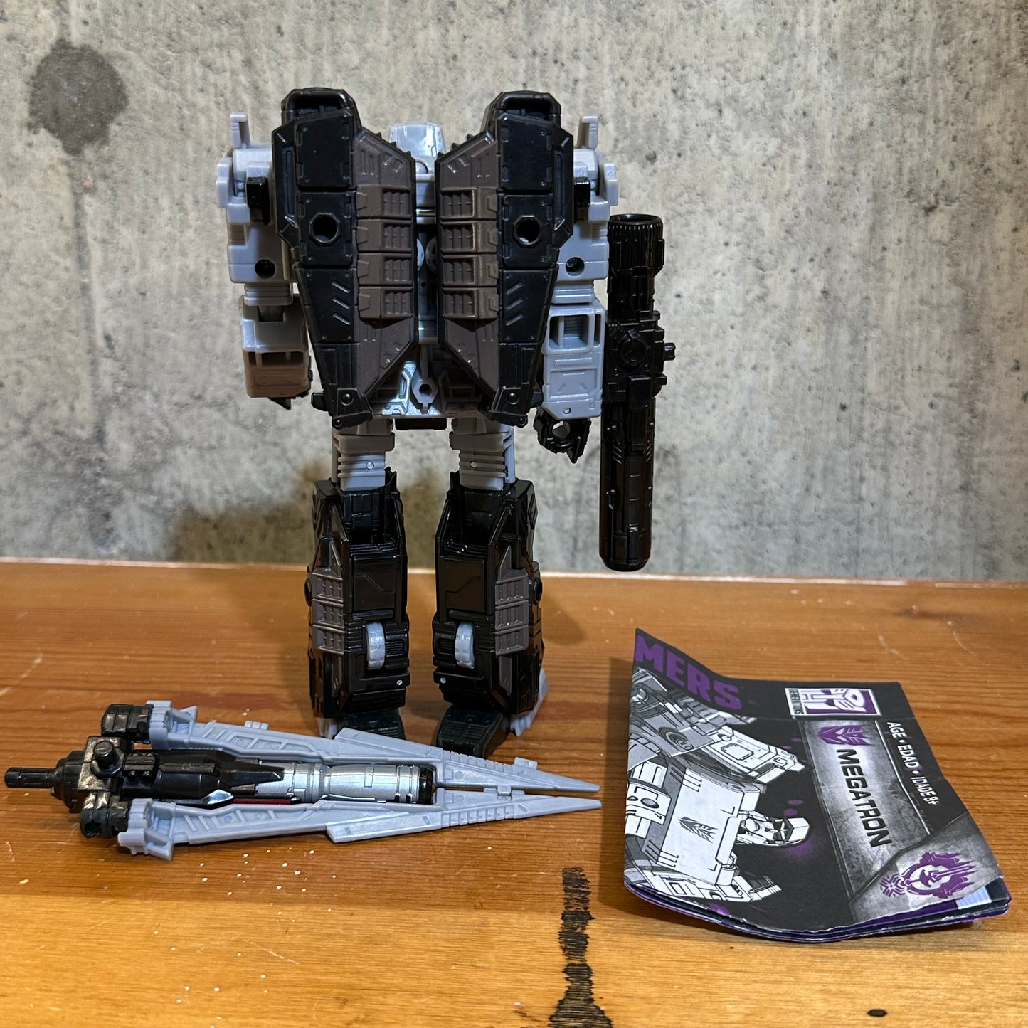 Transformers Generations War for Cybertron Siege Voyager Class WFC-S12 Megatron