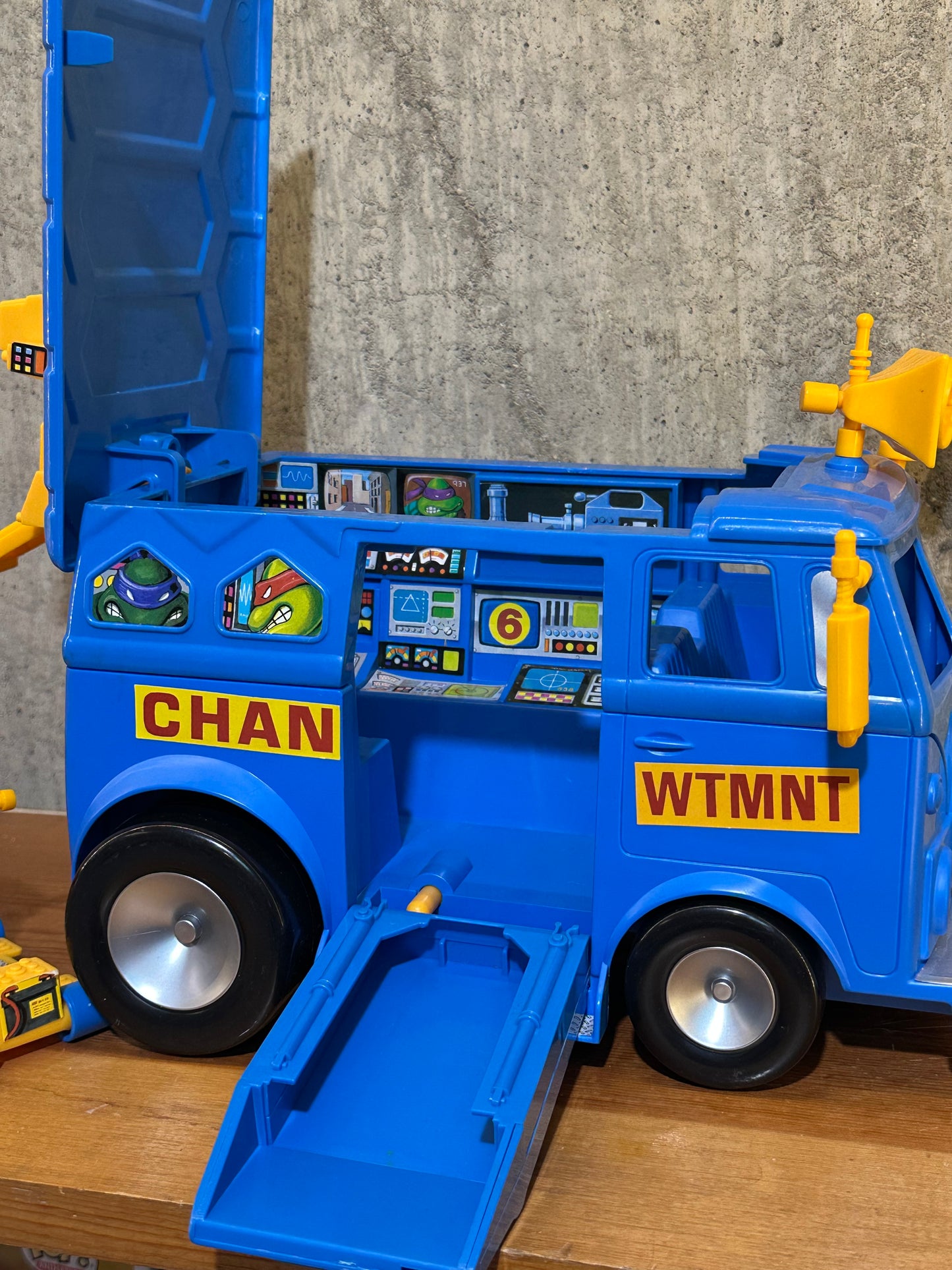 Channel 6 News Van TMNT April O’Neil Rare Complete Vintage Ninja Turtles Vehicle