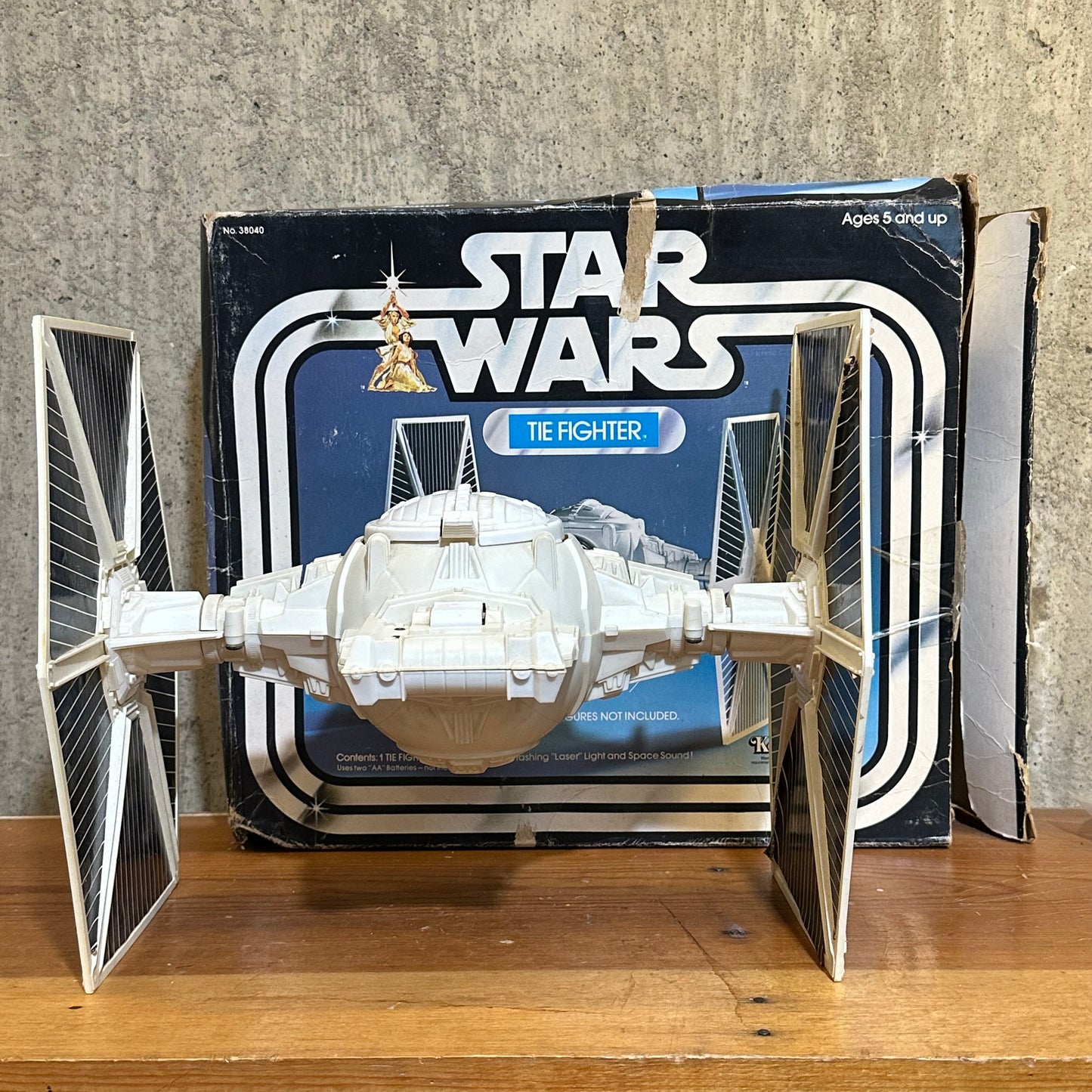 Tie Fighter Kenner 1977 Star Wars Ship with Box Doesn’t Work