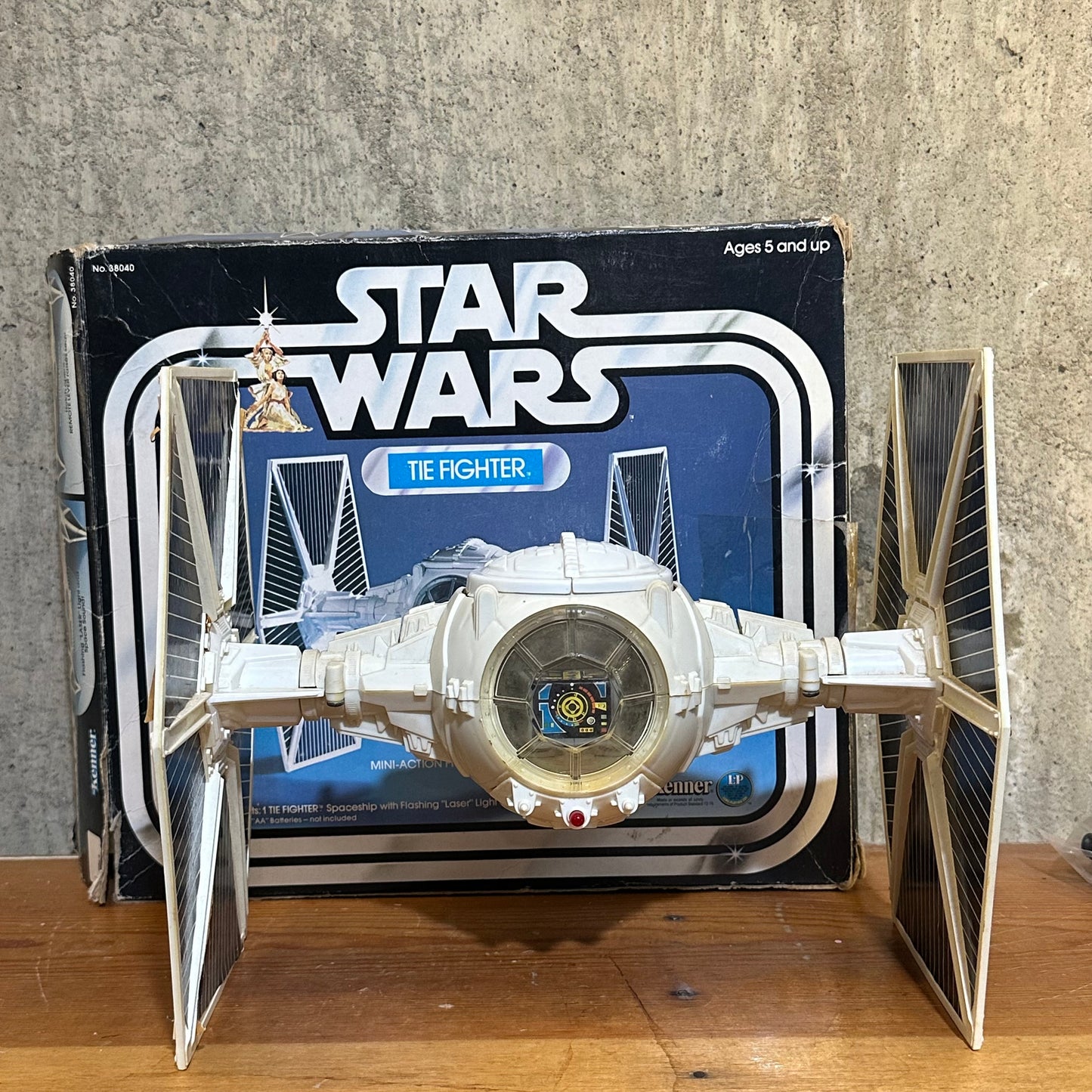 Tie Fighter Kenner 1977 Star Wars Ship with Box Doesn’t Work