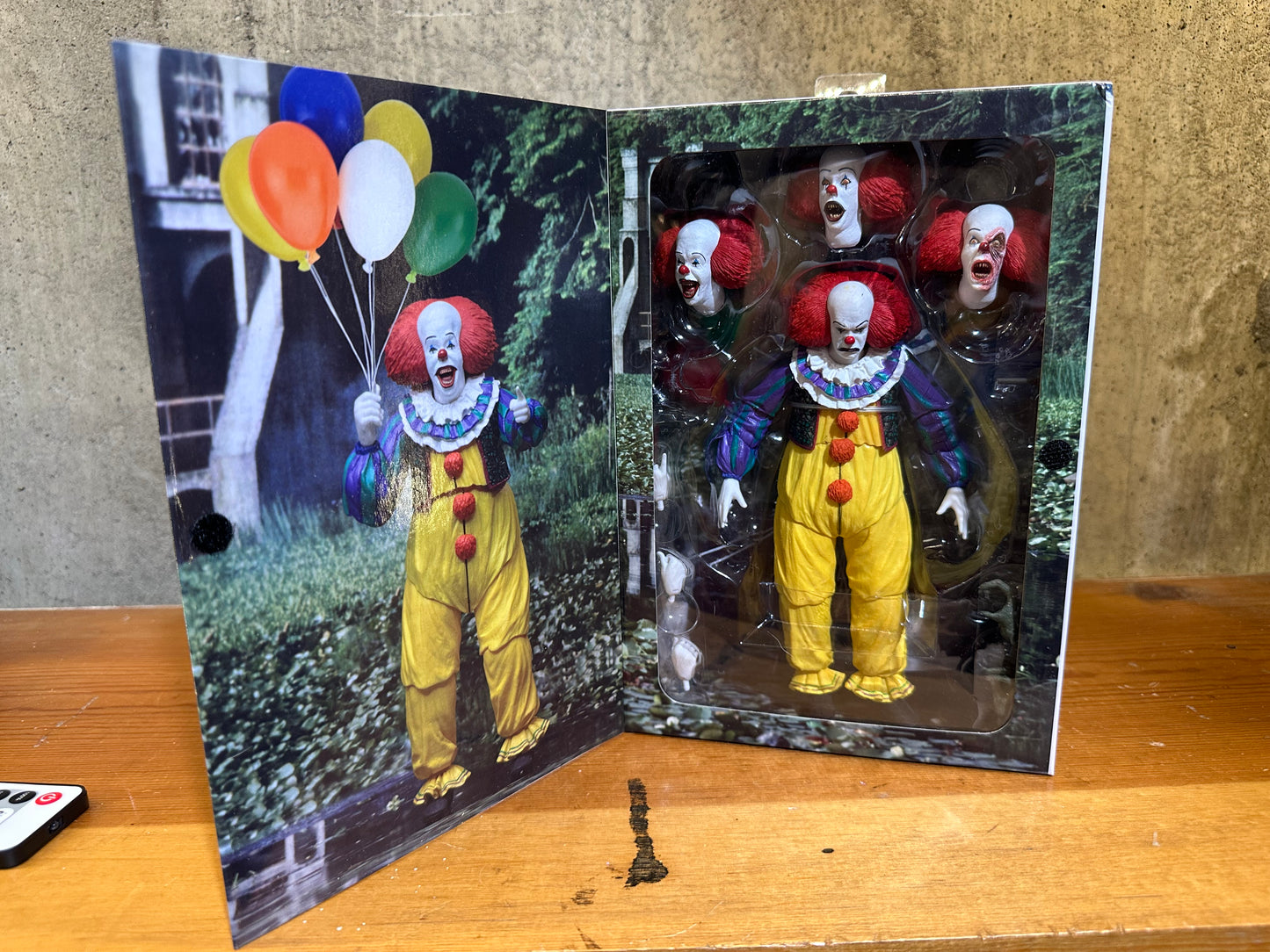 ULTIMATE PENNYWISE IT 1990 The Movie Miniseries 7" Action Figure Neca MINT 2018