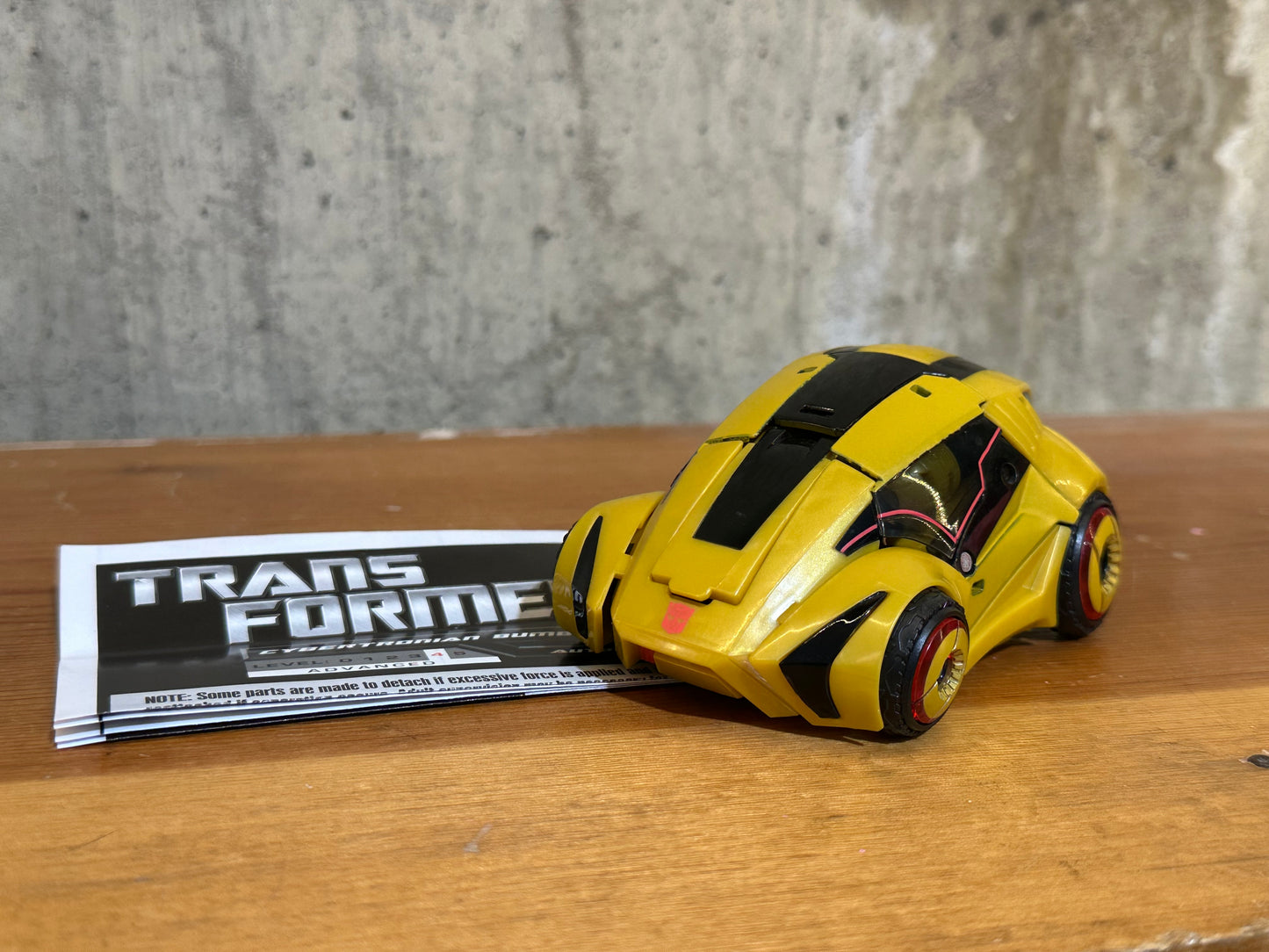 Transformers Generations WFC Cybertronian Bumblebee 2009 Complete