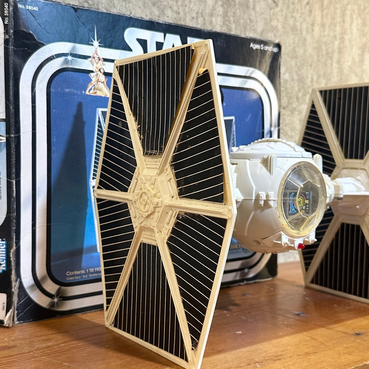 Tie Fighter Kenner 1977 Star Wars Ship with Box Doesn’t Work