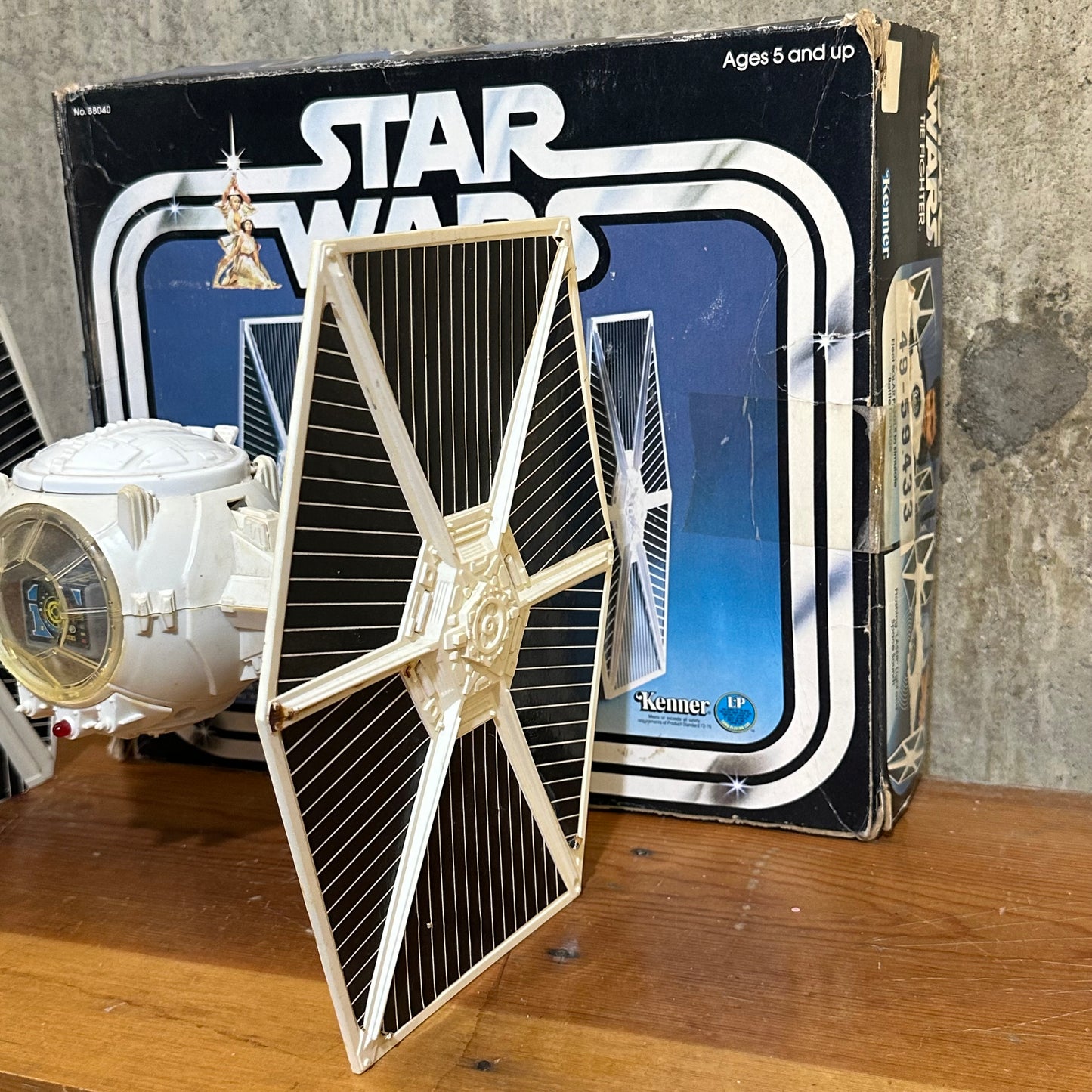 Tie Fighter Kenner 1977 Star Wars Ship with Box Doesn’t Work